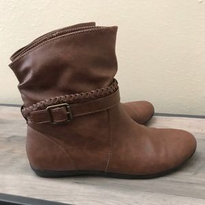 Brown faux leather boots with braids & buckle 👢